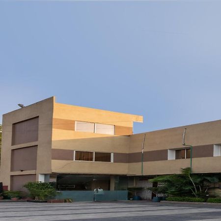 Oyo 79233 Hotel Hive Stays Kochi Buitenkant foto