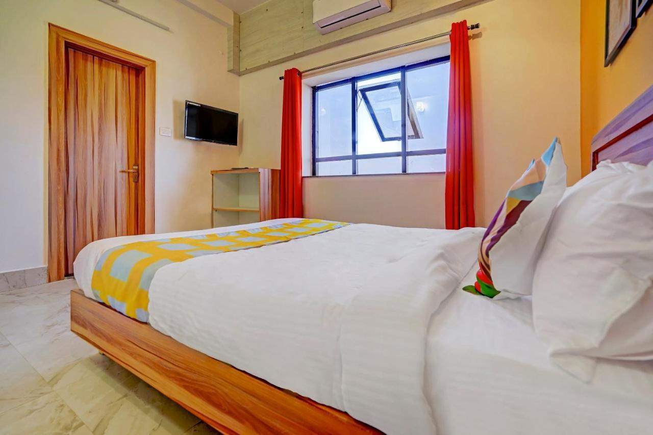 Oyo 79233 Hotel Hive Stays Kochi Buitenkant foto